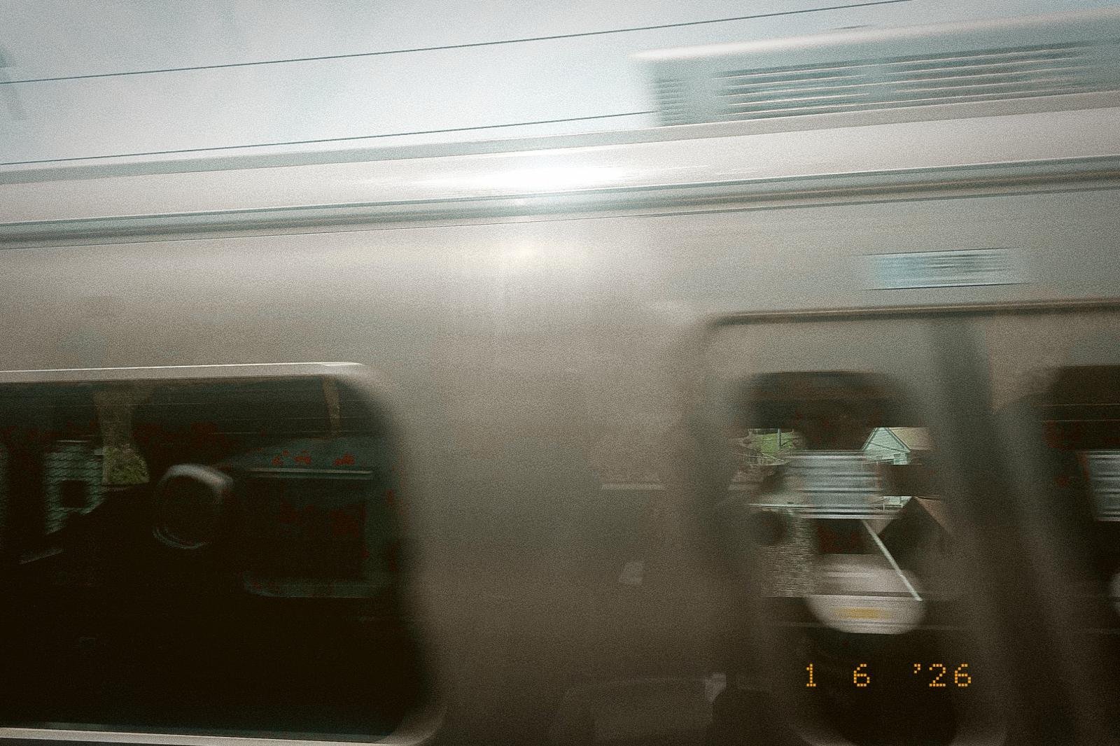 Fotografía en movimiento tomada desde la ventanilla de un tren, imagen de cabecera de la página de diseño web de VIORLABS, agencia de diseño web en Alicante